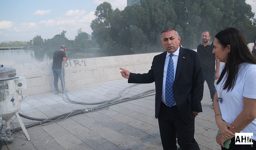 Tarihi Taşköprü’de Sprey Boya Temizliği