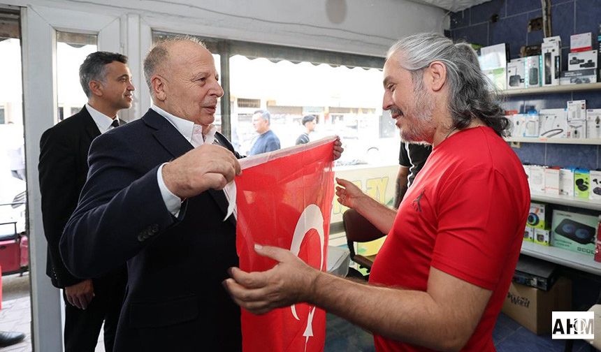 Yüreğir Belediyesi'nden Esnafa "Türk Bayrağı" Hediyesi