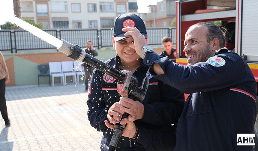 Özel Gereksinimli Ahmet Bir Günlüğüne "İtfaiye Eri" Oldu