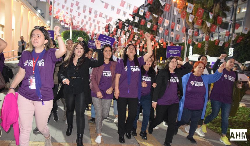 CHP Adana Kadın Kolları, Kadın Cinayetlerine Karşı Yürüdü