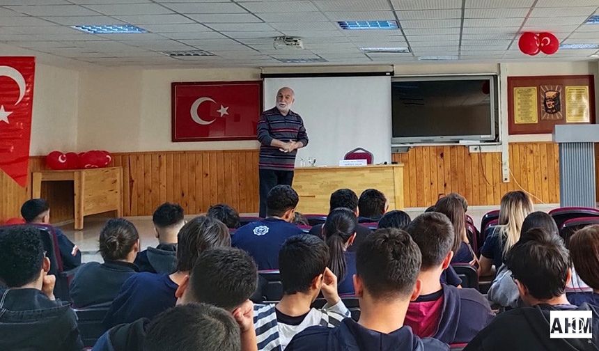 Gazeteci Özke Genç İletişimcilerle Deneyimlerini Paylaştı