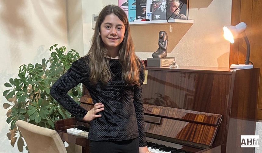 Dahi Piyanist Çocuk, Atasını Bestelediği Şarkıyla Andı