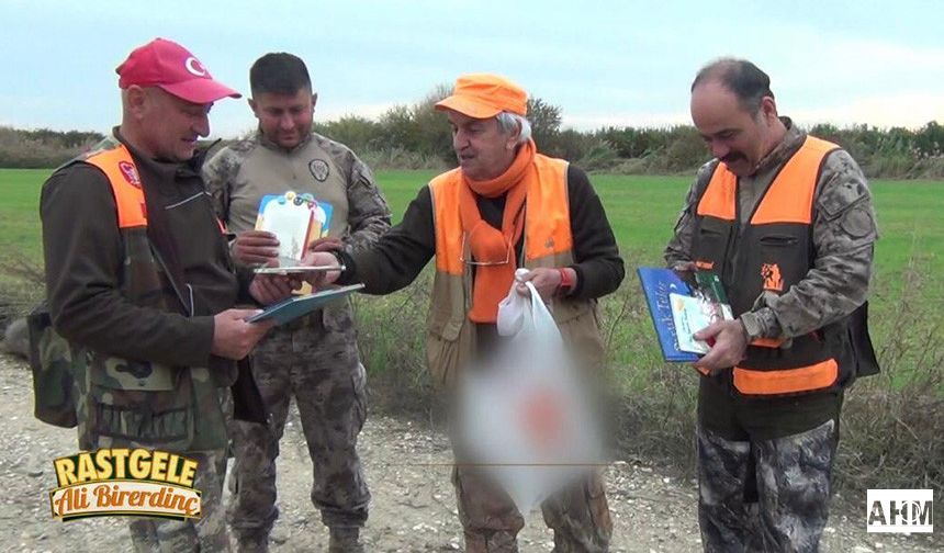 Ava, Kucak Dolusu Kitapla Gidiyor