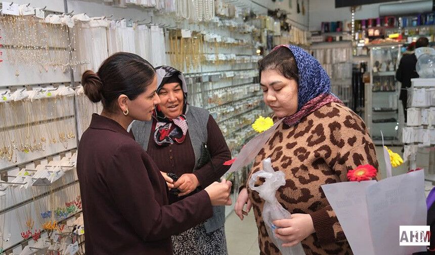 Sevil Aydar Yıldız, 8 Mart Dünya Kadınlar Günü’nde Kadınlara Çiçek Dağıttı