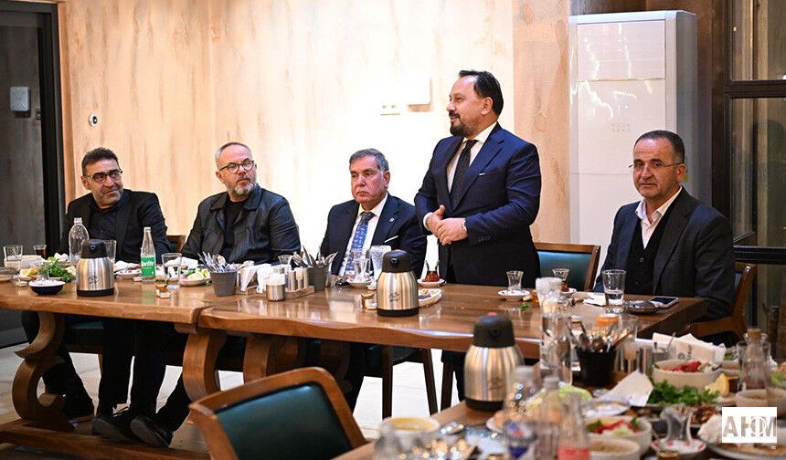 Sarıçam Belediye Başkanı Bilal Uludağ, Eski Belediye Başkanlarıyla İftar Sofrasında Buluştu