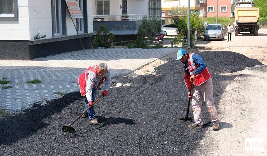 Ceyhan Belediyesi’nden Yol ve Kaldırımlarda Yoğun Mesai