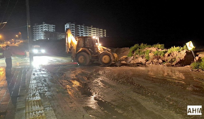 Karataş’ta Taşkına Anında Müdahale