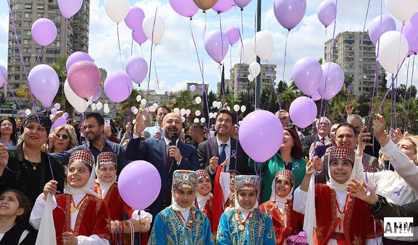 Kanser Farkındalığı İçin Mor Balon Uçurdular