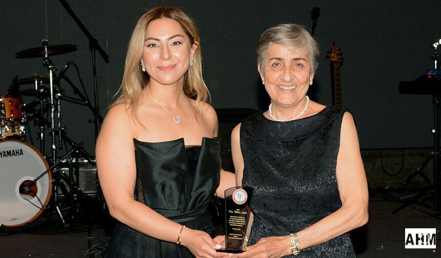 30 ve 50 Yıllık Duayen Eczacılara Plaket