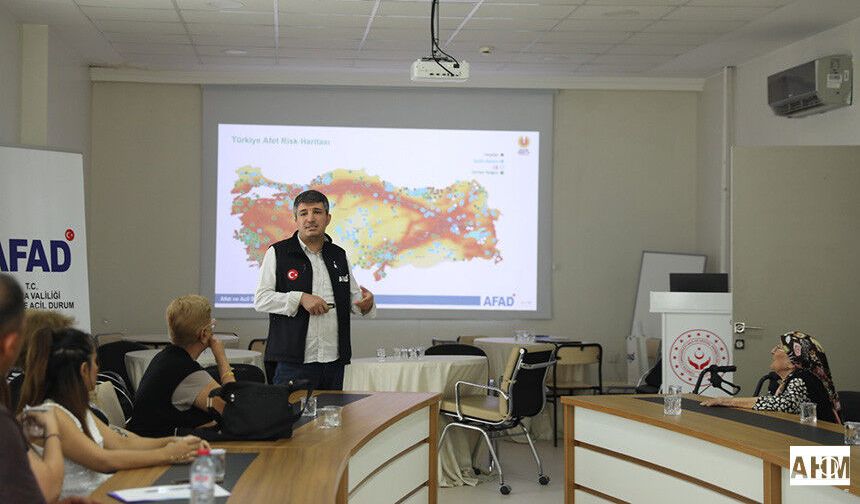 Huzurevinde Yaşayan Yaşlılar İçin Afet Farkındalık Eğitimi Düzenlendi