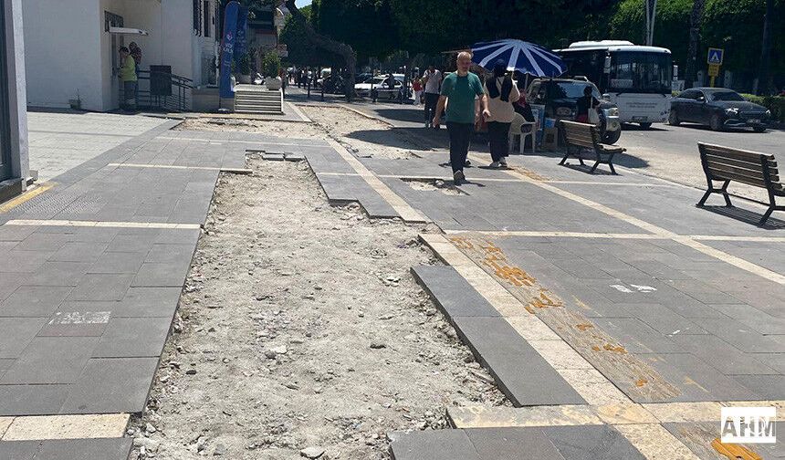 Atatürk Caddesi’nde Kaldırım Tepkisi: Bir Haftadır Yapılmayı Bekliyor