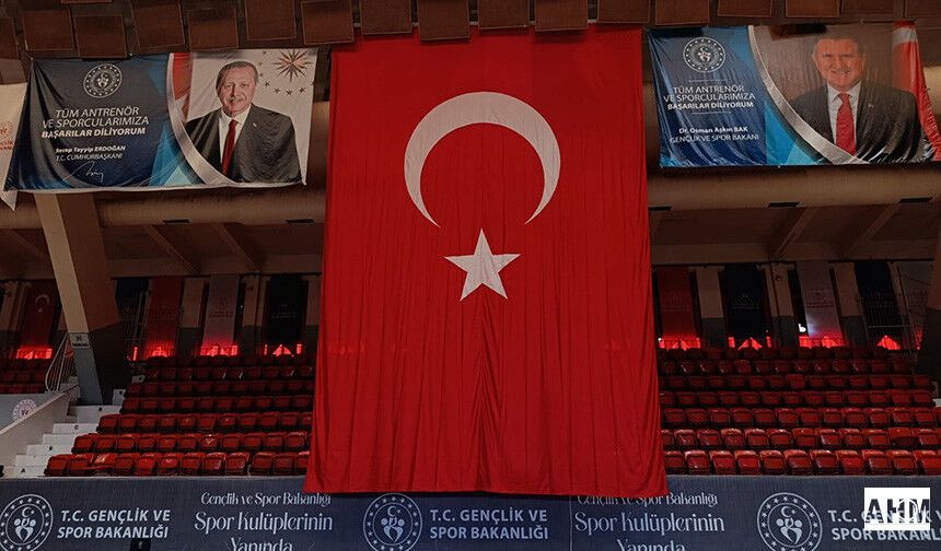 Menderes Spor Salonu'nda Tepki Çeken Görüntü: Atatürk Posteri Türk Bayrağıyla Kapatıldı