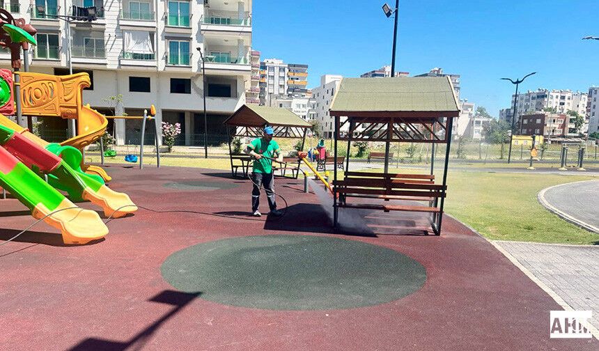 Ceyhan Belediyesi'nden Meydan ve Parklarda Kapsamlı Temizlik Çalışması
