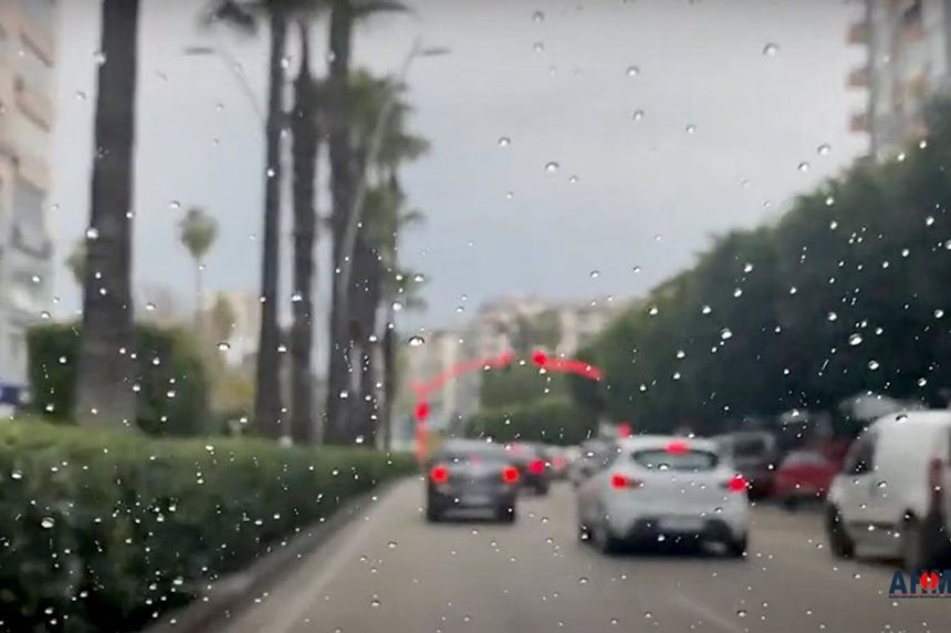 Yağmurlu Bir Günde Adana Caddeleri
