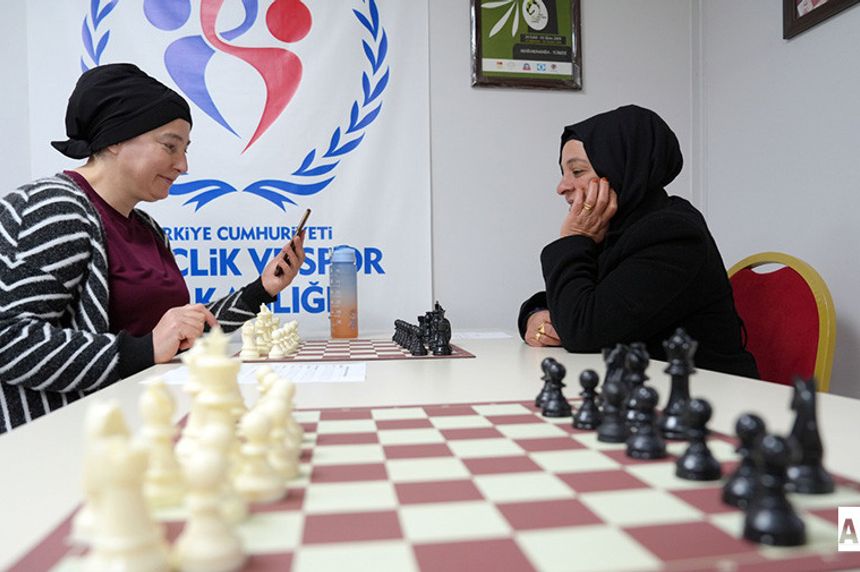 Çukurovalı Kadınlar Satranç Öğreniyor